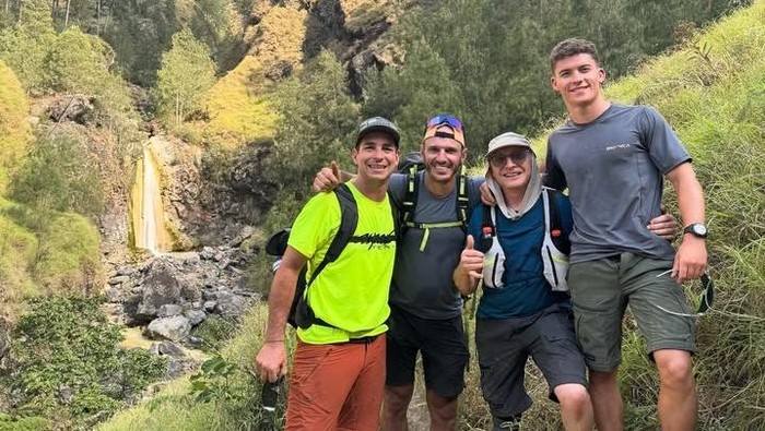 Rider Moto2 Daniel Holgado Miralles mendaki Gunung Rinjani sesuai balapan di Sirkuit Mandalika. (Instagram @danilholgado96)