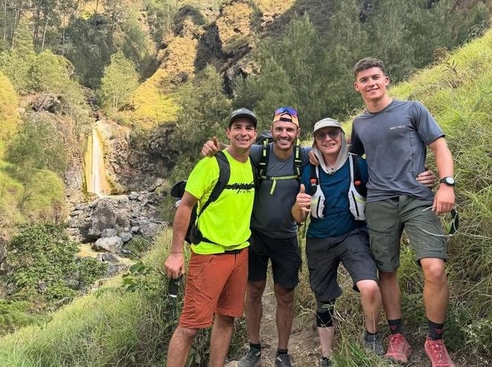 Rider Moto2 Daniel Holgado Miralles mendaki Gunung Rinjani sesuai balapan di Sirkuit Mandalika. (Instagram @danilholgado96)