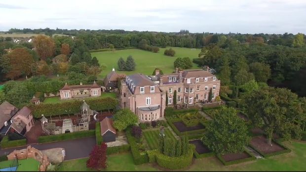 Rowneybury House, rumah bekas David Beckham yang terlihat megah bak istana.