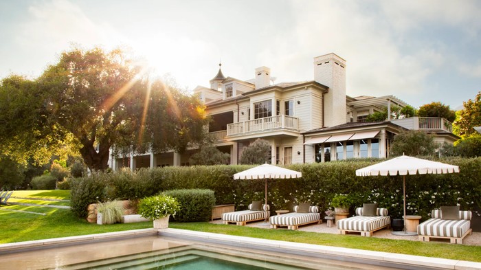 Rumah Adam Levine di California yang dijual dengan banderol hampir Rp 1 triliun.