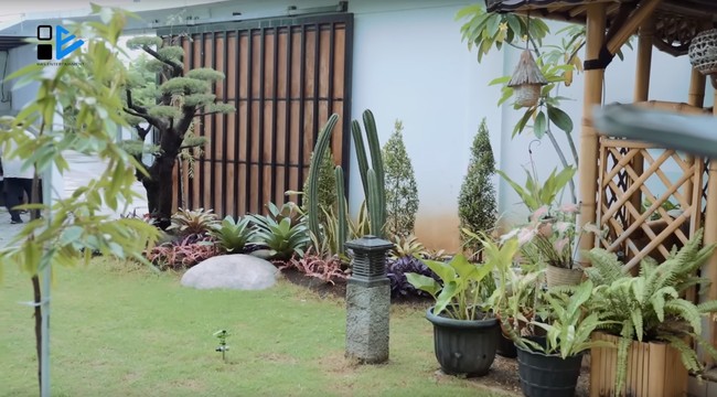 Begitu memasuki area rumah Irish Bella, tamu akan langsung disambut oleh gerbang utama yang kokoh. Terbuat dari material kayu, gerbang besar tersebut menjadi garda untuk menjaga privasi.  (Foto: YouTube Has Entertainment)