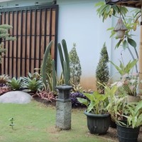 Begitu memasuki area rumah Irish Bella, tamu akan langsung disambut oleh gerbang utama yang kokoh. Terbuat dari material kayu, gerbang besar tersebut menjadi garda untuk menjaga privasi.  (Foto: YouTube Has Entertainment)