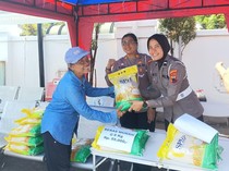 Satlantas Polrestabes Semarang Gelar GPM Salurkan Beras Murah ke Warga