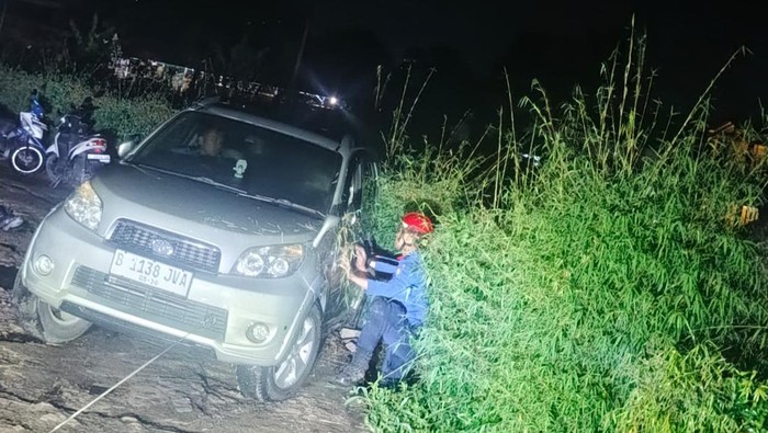 Sebuah mobil terperosok ke parit area persawahan di Desa Sukadamai, Kecamatan Megamendung, Bogor, Jawa Barat. (Dok istimewa).