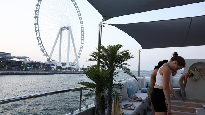 A woman participates in a pilates class on a yacht, in Dubai, United Arab Emirates, October 7, 2025. REUTERS/Amr Alfiky     TPX IMAGES OF THE DAY