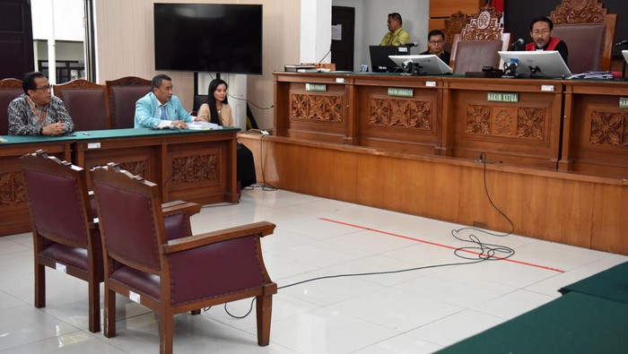 Sidang Praperadilan Nadiem Makarim Masuki Tahap Pembacaan Kesimpulan Istri dari mantan Menteri Pendidikan, Kebudayaan, Riset, dan Teknologi Nadiem Anwar Makarim, Franka Franklin (kedua kiri) bersama ayah mertuanya Nono Anwar Makarim (tengah) menghadiri sidang lanjutan gugatan praperadilan atas penetapan tersangka Nadiem Makarim di Pengadilan Negeri Jakarta Selatan, Jakarta, Jumat (10/10/2025). Sidang lanjutan gugatan praperadilan yang diajukan Nadiem Makarim atas penetapan tersangka dirinya oleh Kejaksaan Agung dalam kasus dugaan korupsi pengadaan laptop Chromebook di Kemendikbudristek tahun 2019-2022 tersebut beragenda pembacaan kesimpulan dari pemohon dan termohon. ANTARA FOTO/Indrianto Eko Suwarso