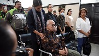 Dalam sidang tersebut, tampak hadir istri Nadiem, Franka Franklin, bersama ayah mertuanya, Nono Anwar Makarim, yang datang untuk memberikan dukungan langsung. Suasana ruang sidang berjalan tertib dengan pengawalan ketat dari petugas keamanan pengadilan. ANTARA FOTO/Indrianto Eko Suwarso