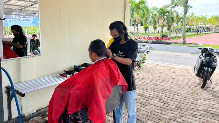 Suasana cukur rambut gratis di Polres Bangka Barat.