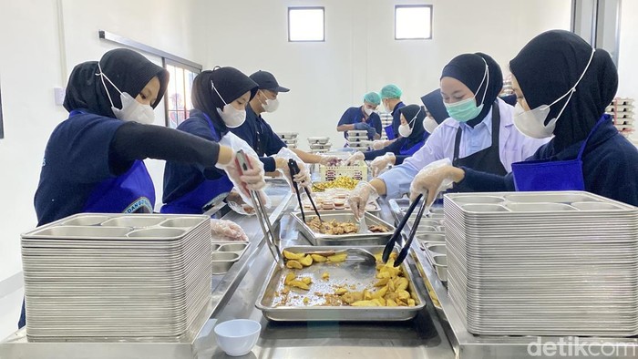 Suasana dapur MBG di Sukabumi yang viral tuai pujian