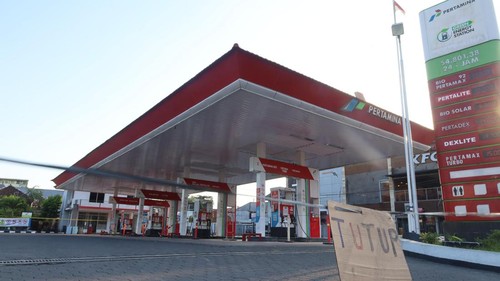 Suasana di SPBU nomor 54.801.38 Jalan Teuku Umar Barat yang masih ditutup, Jumat (10/10/2025). (Aryo Mahendro/detikBali)