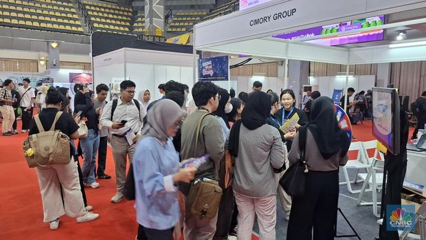 Suasana gelaran lowongan kerja (job fair) yang digelar oleh Universitas Indonesia (UI) yakni UI Career Expo 2025, Jumat (10/10/2025). (CNBC Indonesia/Chandra Dwi Pranata )