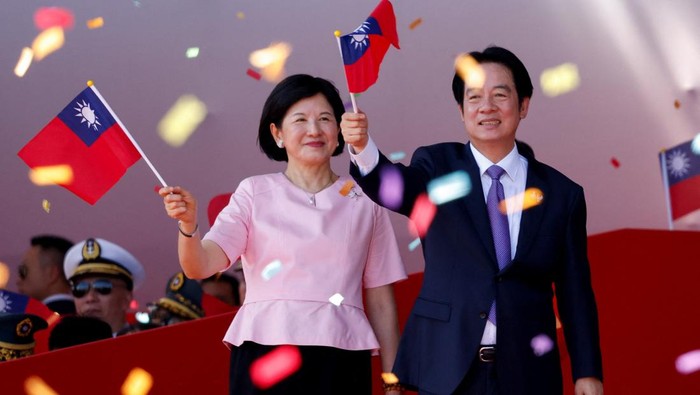 Taiwan Rayakan Hari Nasional dengan Parade Militer dan Atraksi Udara di Taipei Suasana di pusat ibu kota Taipei tampak semarak saat ribuan warga berkumpul di depan Gedung Kantor Kepresidenan untuk memperingati Hari Nasional Taiwan, Jumat (10/10). Perayaan yang dikenal sebagai Double Ten Day itu diwarnai dengan parade militer, penampilan pasukan kehormatan, serta atraksi udara spektakuler yang menampilkan kehebatan angkatan bersenjata Taiwan. REUTERS/Ann Wang
