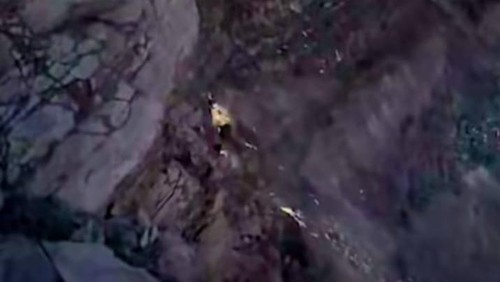 Tangkapan layar ketika seorang pemandu turun ke kawah Gunung Agung, Karangasem, Bali untuk mengambil handphone (Facebook I Nyoman Martawan)