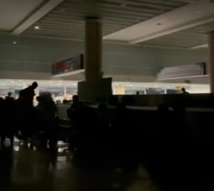 Tangkapan layar situasi di beberapa titik Bandara I Gusti Ngurah Rai gelap gulita akibat mati listrik, Jumat (10/10/2025). (Foto: Dok. Istimewa) Tangkapan layar situasi di beberapa titik Bandara I Gusti Ngurah Rai gelap gulita akibat mati listrik, Jumat (10/10/2025). (Foto: Dok. Istimewa)