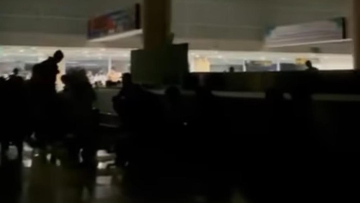Tangkapan layar situasi di beberapa titik Bandara I Gusti Ngurah Rai gelap gulita akibat mati listrik, Jumat (10/10/2025). (Foto: Dok. Istimewa)
