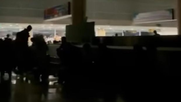 Tangkapan layar situasi di beberapa titik Bandara I Gusti Ngurah Rai gelap gulita akibat mati listrik, Jumat (10/10/2025). (Foto: Dok. Istimewa)