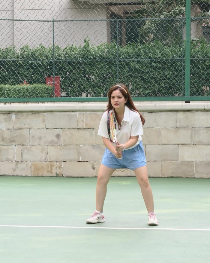 Tasya Kamila main tenis.