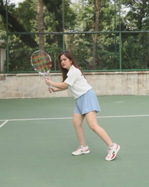 Tasya Kamila main tenis.