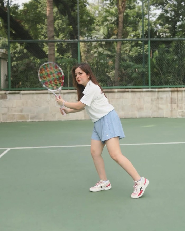 Tasya Kamila main tenis.