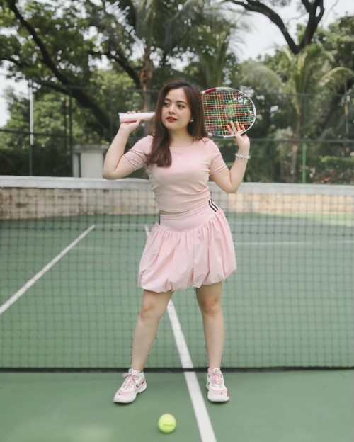 Tasya Kamila main tenis.