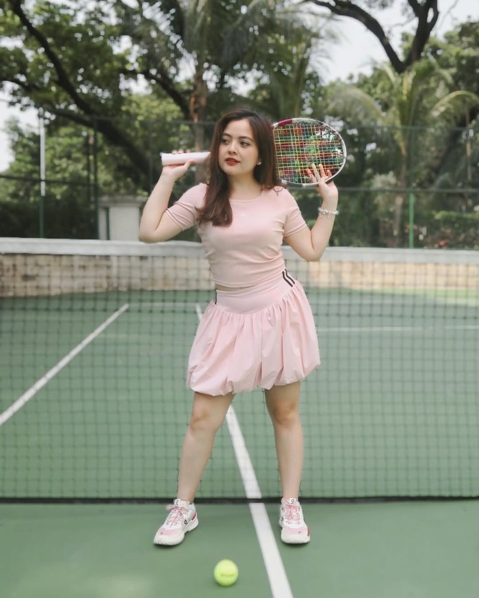 Tasya Kamila main tenis.