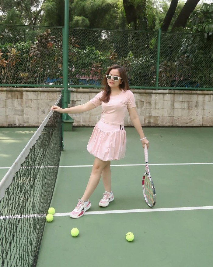 Tasya Kamila main tenis.