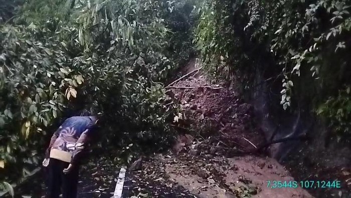 Tebing setinggi 10 meter di Jalan Raya Sindangbarang, Kecamatan Cibinong, Kabupaten Cianjur, longsor pada Jumat (10/10/2025) petang.