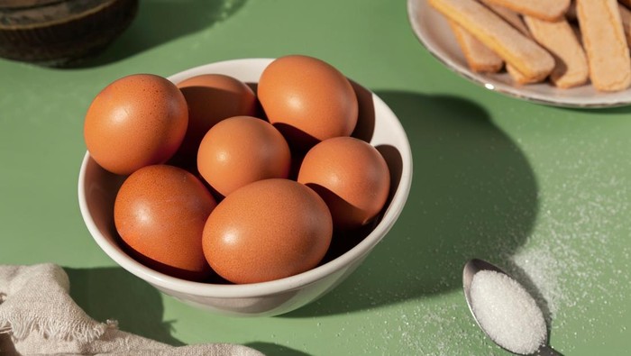 Telur ayam di dalam mangkok