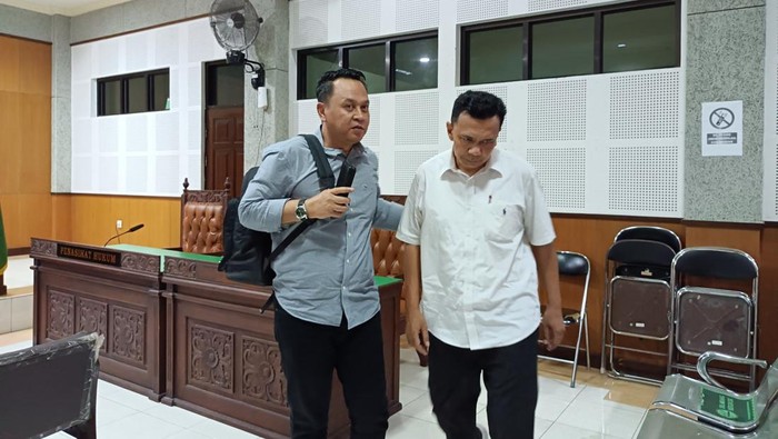 Terdakwa Doly Sutahajaya Nasution (kemeja putih) berjalan keluar dari ruang sidang Pengadilan Tipikor Mataram usai majelis hakim membacakan putusan, Jumat (10/10/2025). (Abdurrasyid Efendi/detikBali)