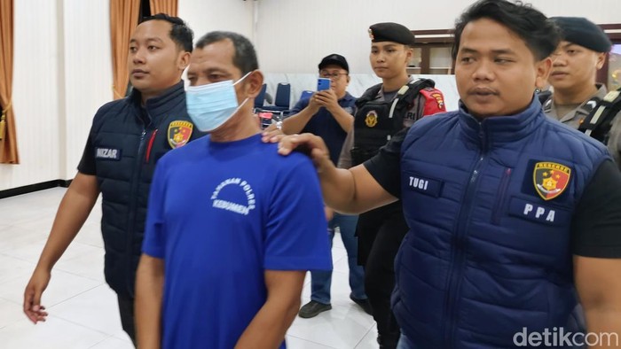 Tersangka pemerkosaan dihadirkan dalam pers rilis yang digelar di Mapolres Kebumen, Jumat (10/10/2025).