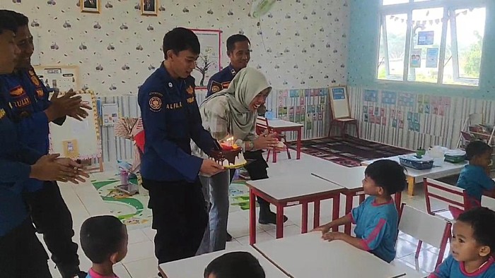 Tim damkar di Lampung Selatan saat diminta beri kejutan ulang tahun.