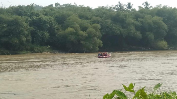 Tim SAR lanjutkan pencarian pria yang hilang usai loncat ke Sungai Cisadane, Bogor, Jumat (10/10/2025).