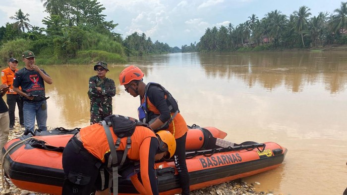 Tim SAR melakukan pencarian nenek Ruminah yang tenggelam di Sungai Limun, Sarolangun, Jambi