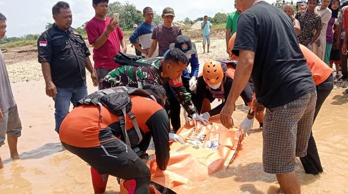 Tim SAR mengevakuasi jenazah nenek Ruminah yang ditemukan tewas di Sungai Limun, Sarolangun