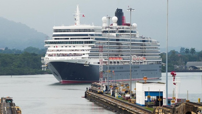 Transit Kapal Pesiar Dimulai, Kanal Panama Kembali Hidup The cruise ship Queen Elizabeth enters the Miraflores Locks in the Panama Canal, in Panama City, Panama October 9, 2025. REUTERS/Enea Lebrun REFILE - CORRECTING YEAR FROM 2024 TO 2025.