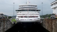 Pemandangan ini menandai dimulainya musim pelayaran 2025–2026 di Kanal Panama. REUTERS/Enea Lebrun