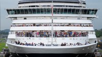 Musim baru ini dibuka dengan transit utara Queen Elizabeth yang menjadi kapal pembuka tahun ini. REUTERS/Enea Lebrun