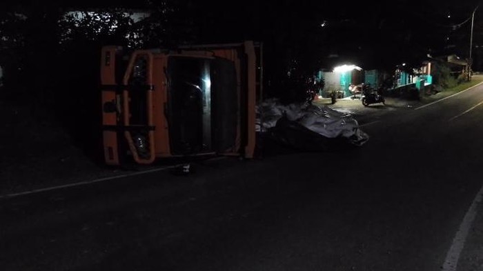 Truk bawa pupuk terguling di Pandeglang