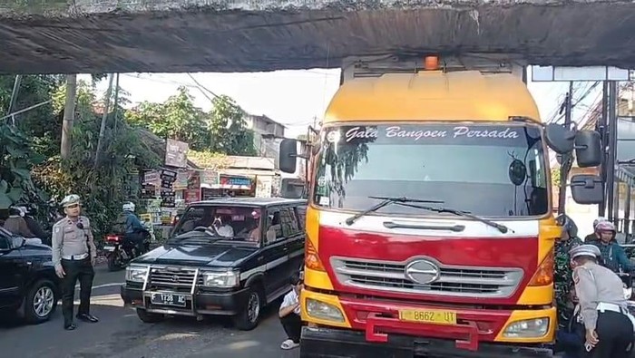 Truk kontainer nyangkut di jembatan air Bogor (dok. Istimewa)