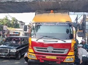 Truk Kontainer Nyangkut di Kolong Jembatan Air Simpang Kedunghalang Bogor