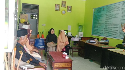 Unit PPA Lombok Timur, mendatangi SMPN 1 Terara untuk memberikan pendampingan kepada siswi yang menghujat menu MBG, Jumat (10/10/2025). (Sanusi Ardi W/detikBali)