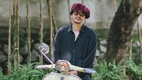 Vincent Rompies lalu ditanya bagaimana dirinya mengajak Fifi Karamoy menikah. Lamaran ada waktu itu ya, tapi yang will you marry me gak ada. (Cara ajak nikah) Ah sudah 4 tahun nih pacaran gini, menikah gak? Ya sudah kawin saja. Yuk? Yuk, ujarnya dilihat di YouTube Vindes, Jumat (10/10/2025). (Foto: dok Instagram vincentrompies)