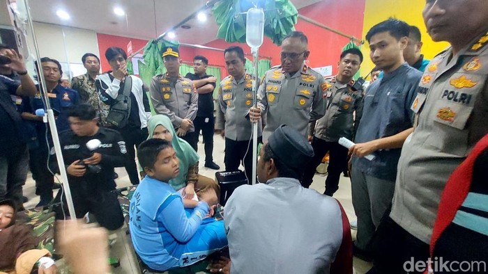 Wakapolda Kalsel Brigjen Golkar Pangarso saat meninjau kondisi korban keracunan MBG.