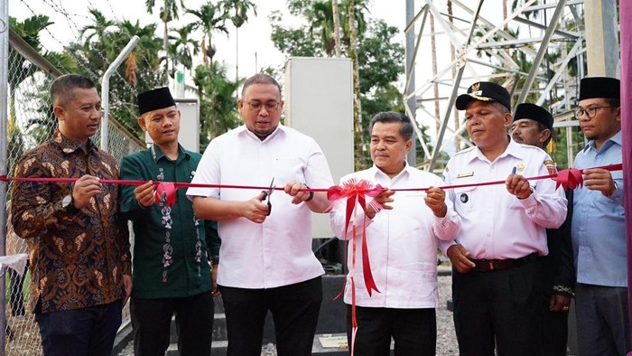 Wakil Ketua Komisi VI DPR RI dari Fraksi Gerindra Andre Rosiade meresmikan penggunaan tower BTS Telkomsel di Nagari Dalko, Kecamatan Tanjung Raya, Kabupaten Agam (Dok istimewa)