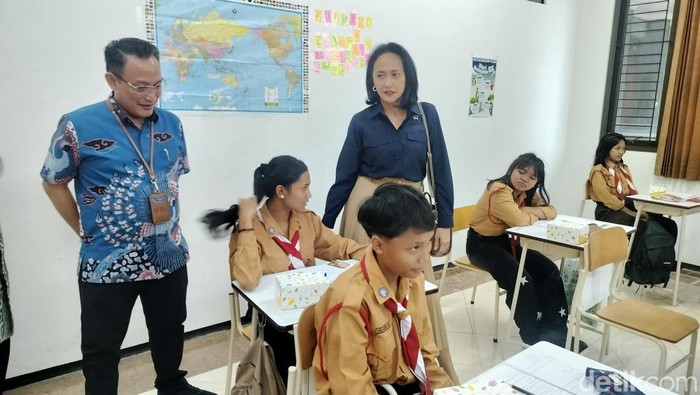 Wakil Menteri Pelindungan Pekerja Migran Indonesia (P2MI) Christina Aryani mengunjungi Sekolah Rakyat Malang Pertama (SRMP)16 di Kota Malang