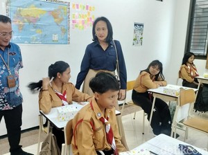 Saat Wamen P2MI Kunjungi Sekolah Rakyat di Malang Tanya Cita-cita Anak
