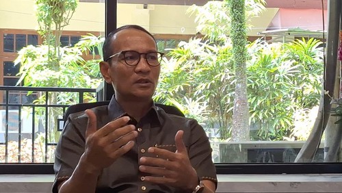 Wali Kota Mataram Mohan Roliskana saat diwawancarai di ruangannya, Jumat (10/10/2025). (Nathea Citra/detikBali)