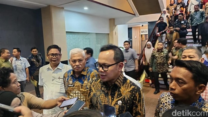 Wamendagri Bima Arya memberikan keterangan kepada awak media usai berdiskusi dengan sejumlah kepala daerah di Kantor Gubernur Sulsel, Jumat (10/10/2025).