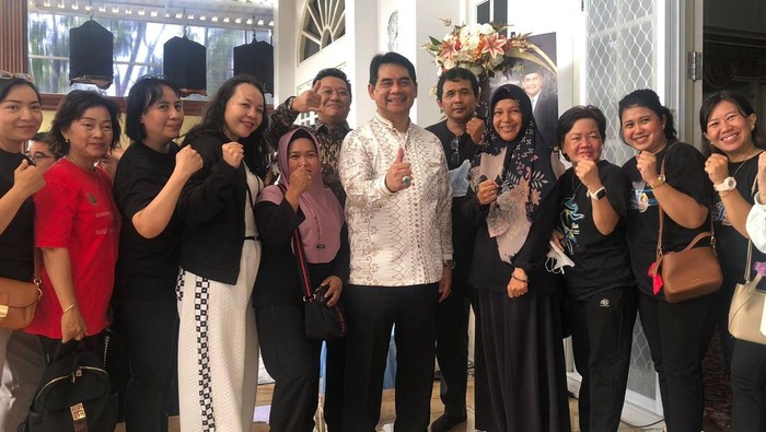 Warga antusias beri ucapan selamat pada Pasangan Bupati Barut Terpilih, Shalahuddin-Felix. Foto: Ayuningtias Puji Lestari
