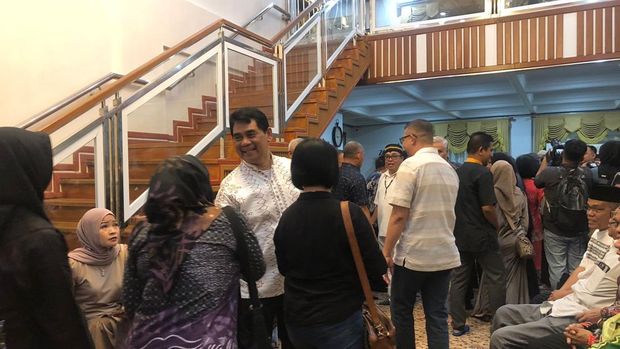 Warga antusias beri ucapan selamat pada Pasangan Bupati Barut Terpilih, Shalahuddin-Felix. Foto: Ayuningtias Puji Lestari